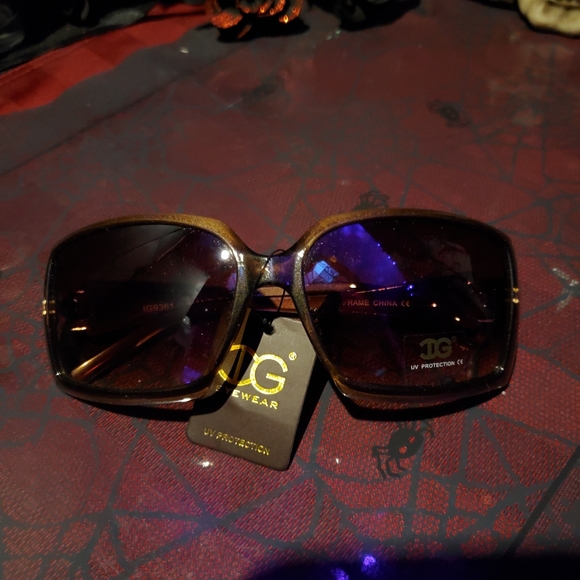 NWT 🤎Beautiful Brown Designer Sunglasses With UV Protection by DG🤎 - Picture 11 of 11